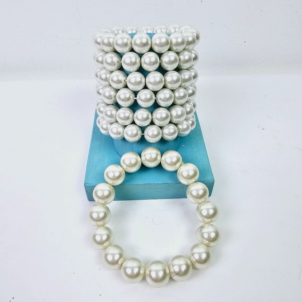 Set of 6 Large Rounded White Pearl Bracelets, Stretch PLUS Bonus Bracelet! - Picture 2 of 8